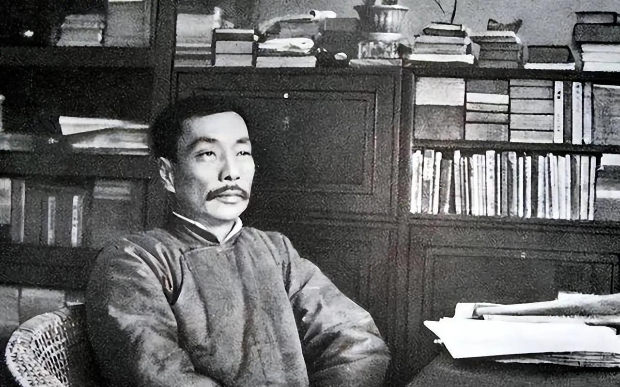 为什么鲁迅书法千金难求？有著名画家说，一百个齐白石顶不上一个鲁迅。可知鲁迅先生地