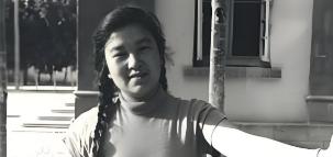 他曾写下“为什么我的眼里常含泪水”，却在45岁时站在二楼窗边盯着楼下做操的22岁
