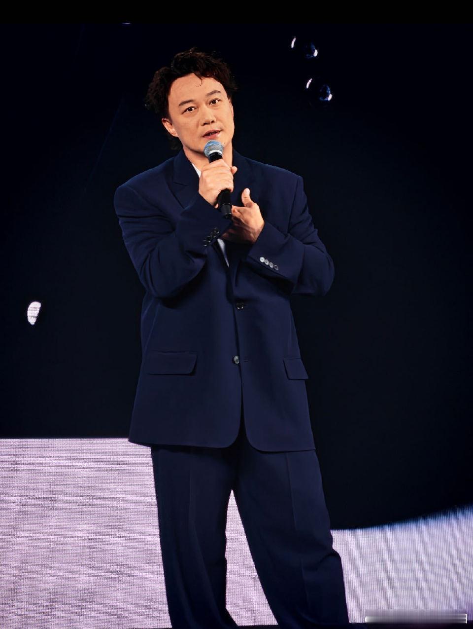 陈奕迅又回春了 状态好到犯规！陈奕迅近期亮相春风满面，《K歌之王AIR》重录版上
