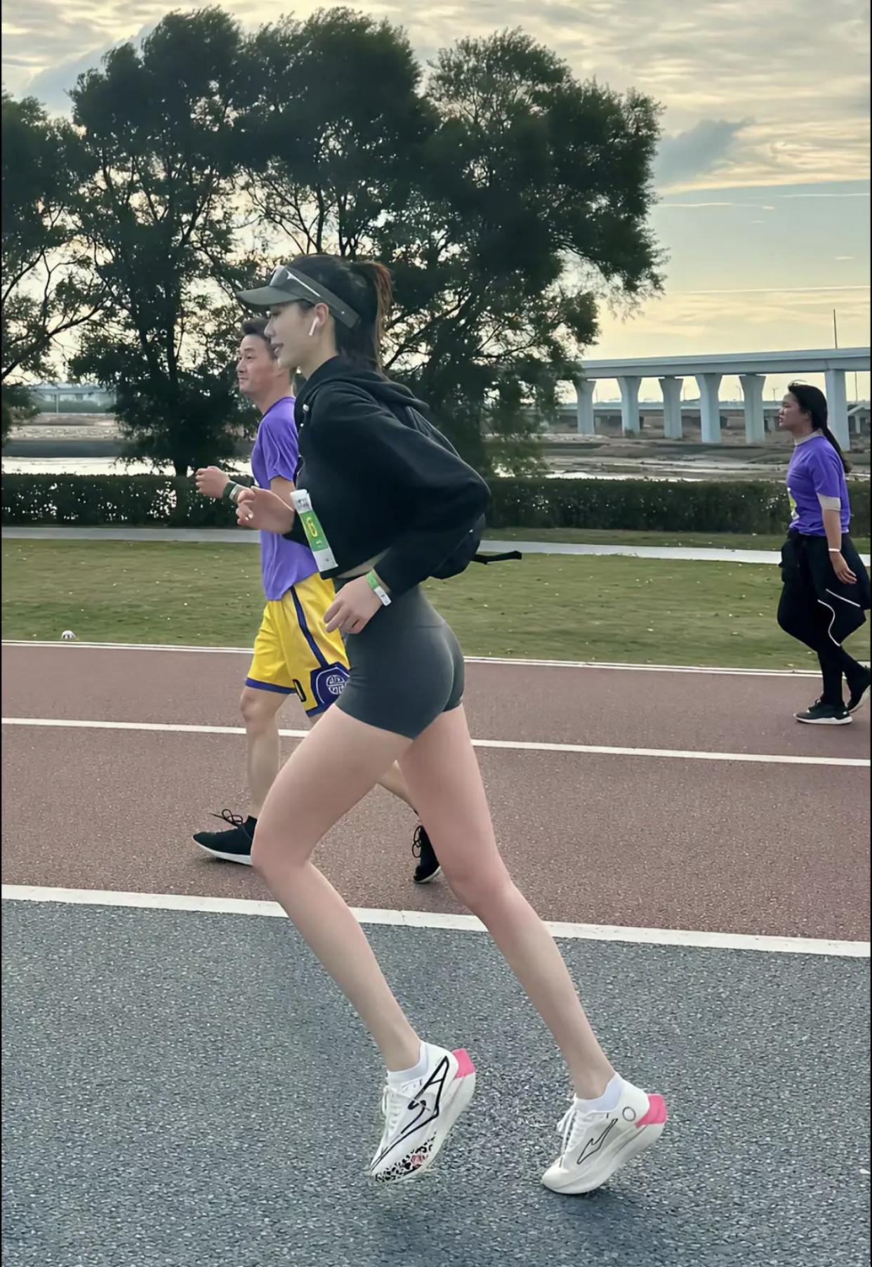 大长腿，真美。