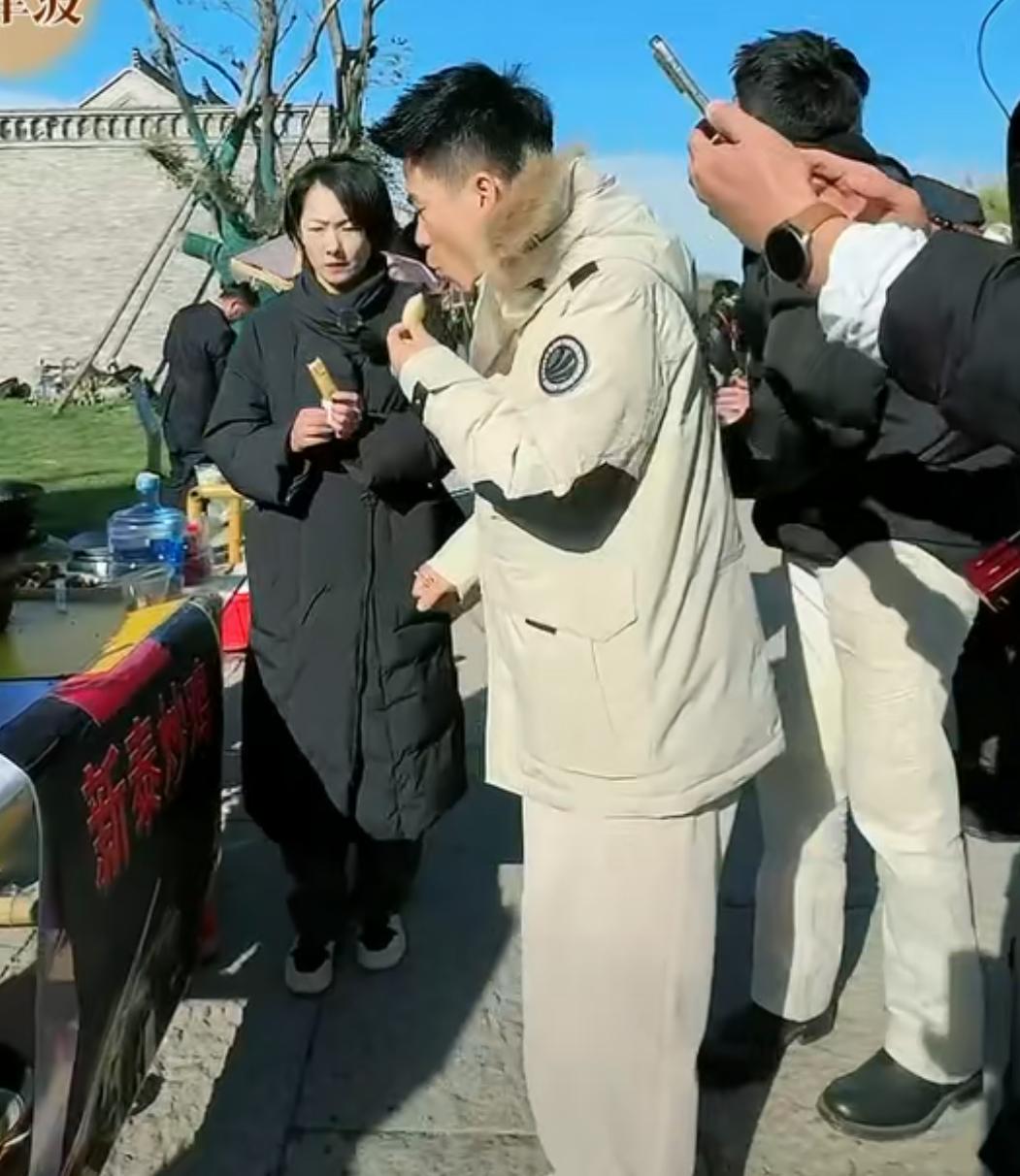 董宇辉山东行第1站，在章丘明水古城直播，1:00之后，开始进入当地美食品尝和展销