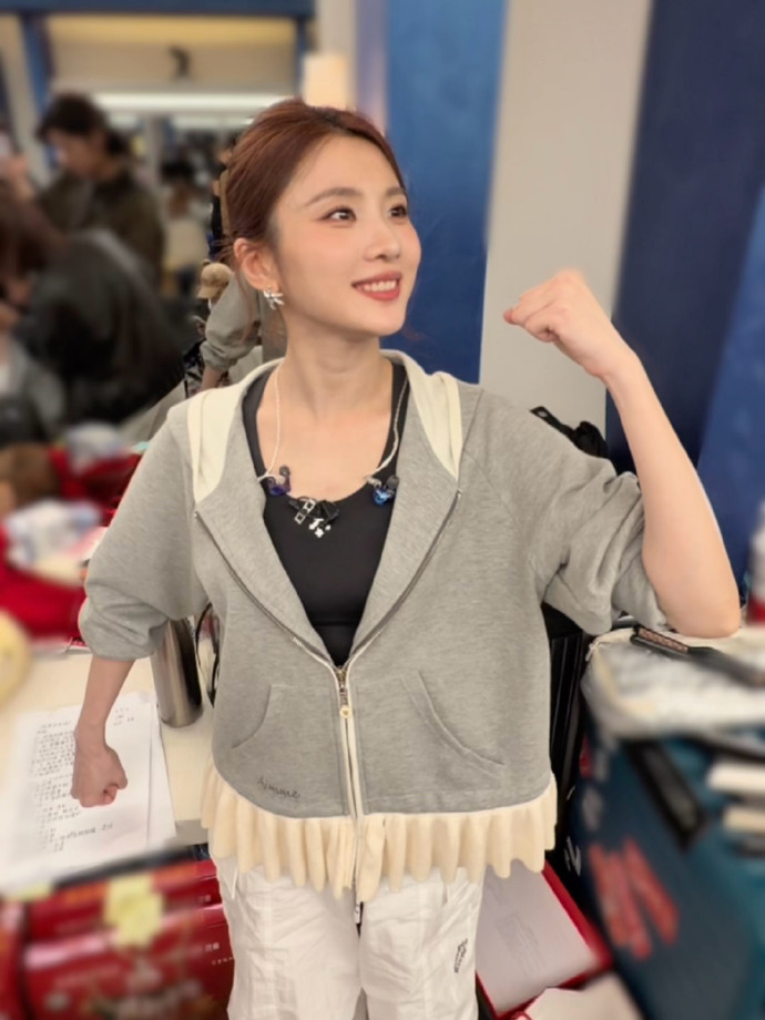 张慧雯终于不emo了张慧雯争议三天后终于笑了三天调整，张慧雯告别 emo 快乐回