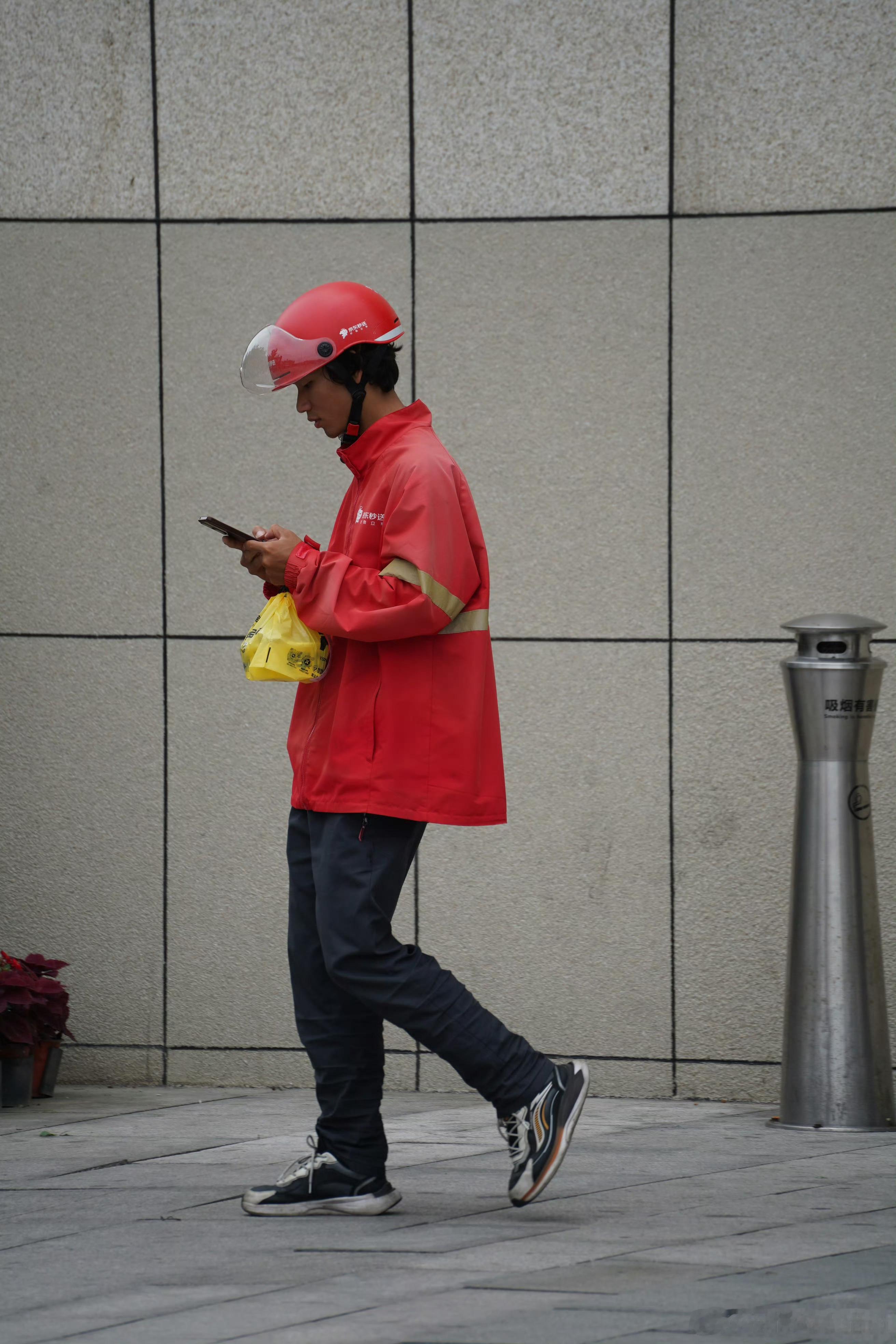 牙很白皮很黑小哥走路带风 
