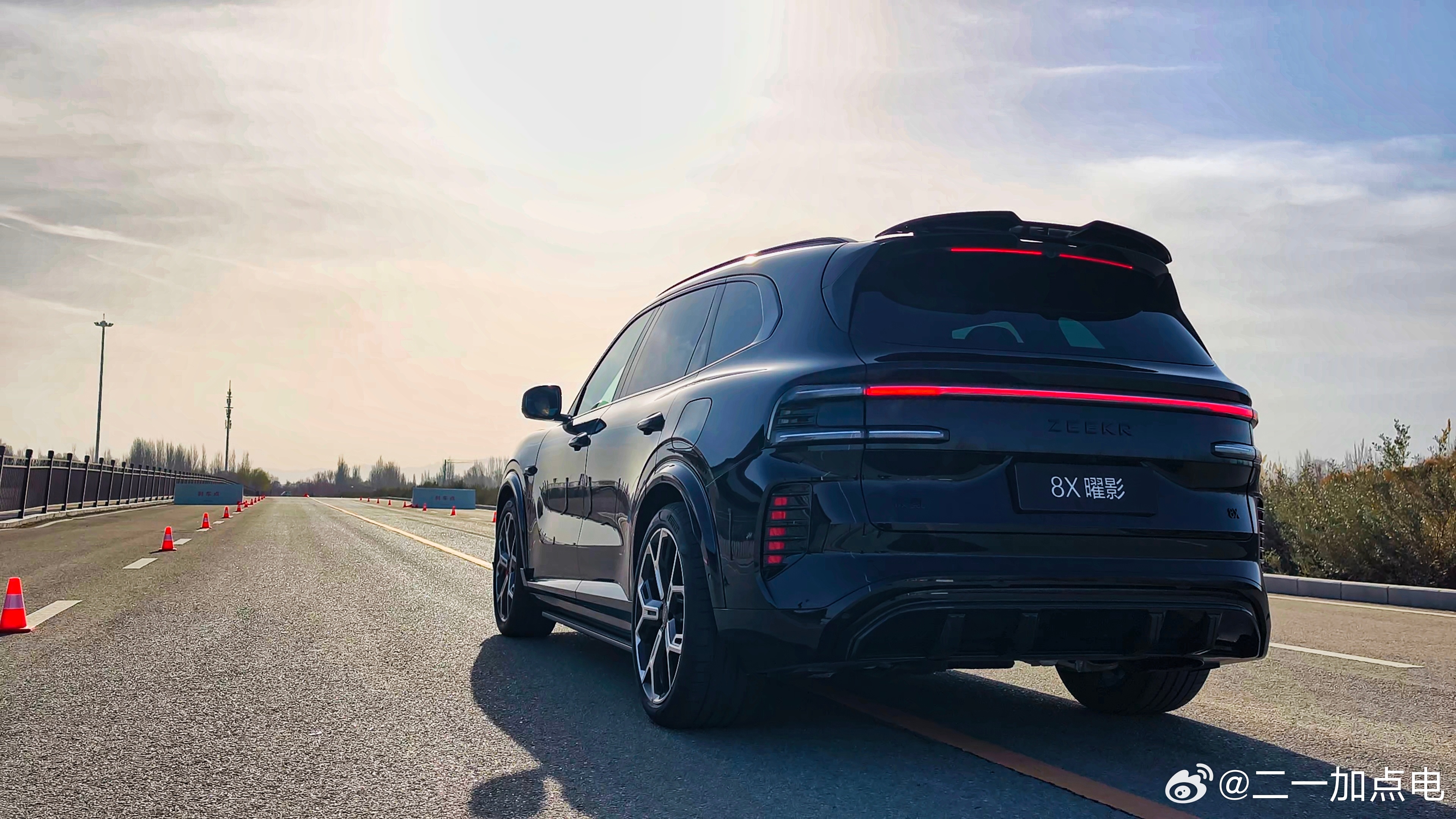 8x曜影版的动态真的太棒了可以说是跟9x开起来非常不一样，虽然底盘配置基本一致，