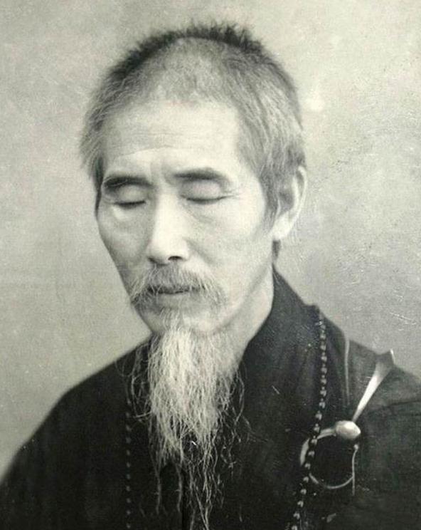 1943年，蒋介石把虚云禅师请到重庆官邸，说是请他吃茶，其实是心里有事，那年日本