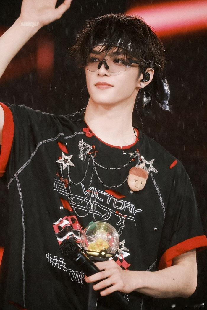 时代少年团雨夜奔赴热血相伴雨夜奔赴从来都不是说说而已，时代少年团永远把热血和偏爱