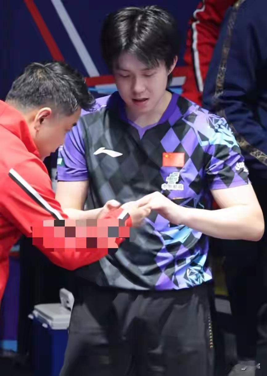 赛场上是独砍两分的功臣，赛场下谁还不是个高需求的宝宝。
 
这次世乒赛对战罗马尼