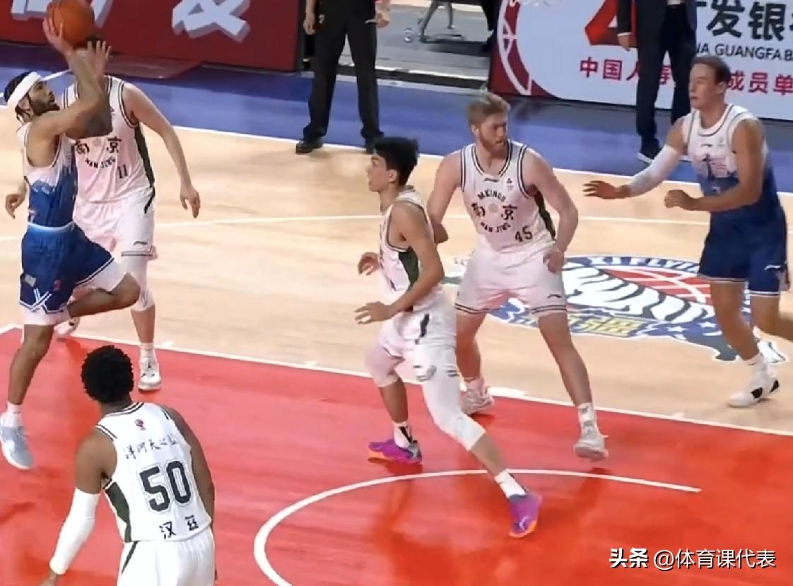 阿不都替补10+6，郭昊文继续缺阵，新疆男篮半场领先同曦男篮2分！北京时间202