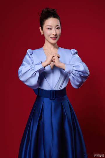 一首孙悦新版《伙伴》，串联起两代人的青春记忆。高考落幕，毕业将至，熟悉的旋律，不