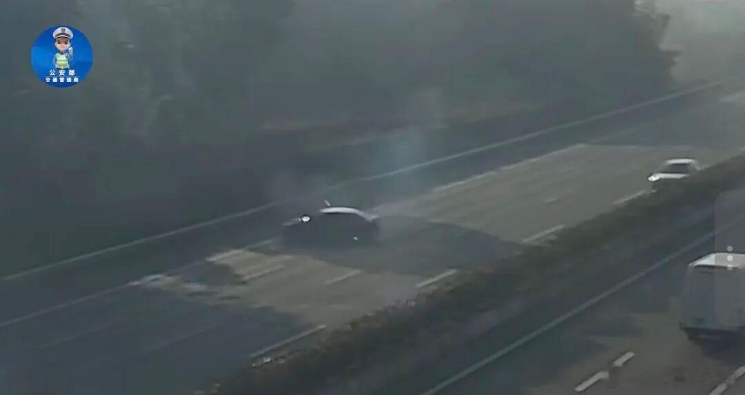 【爱车安全贴士一年难得上一两次高速！错过路口就地停车致5车连撞 】2026年春运