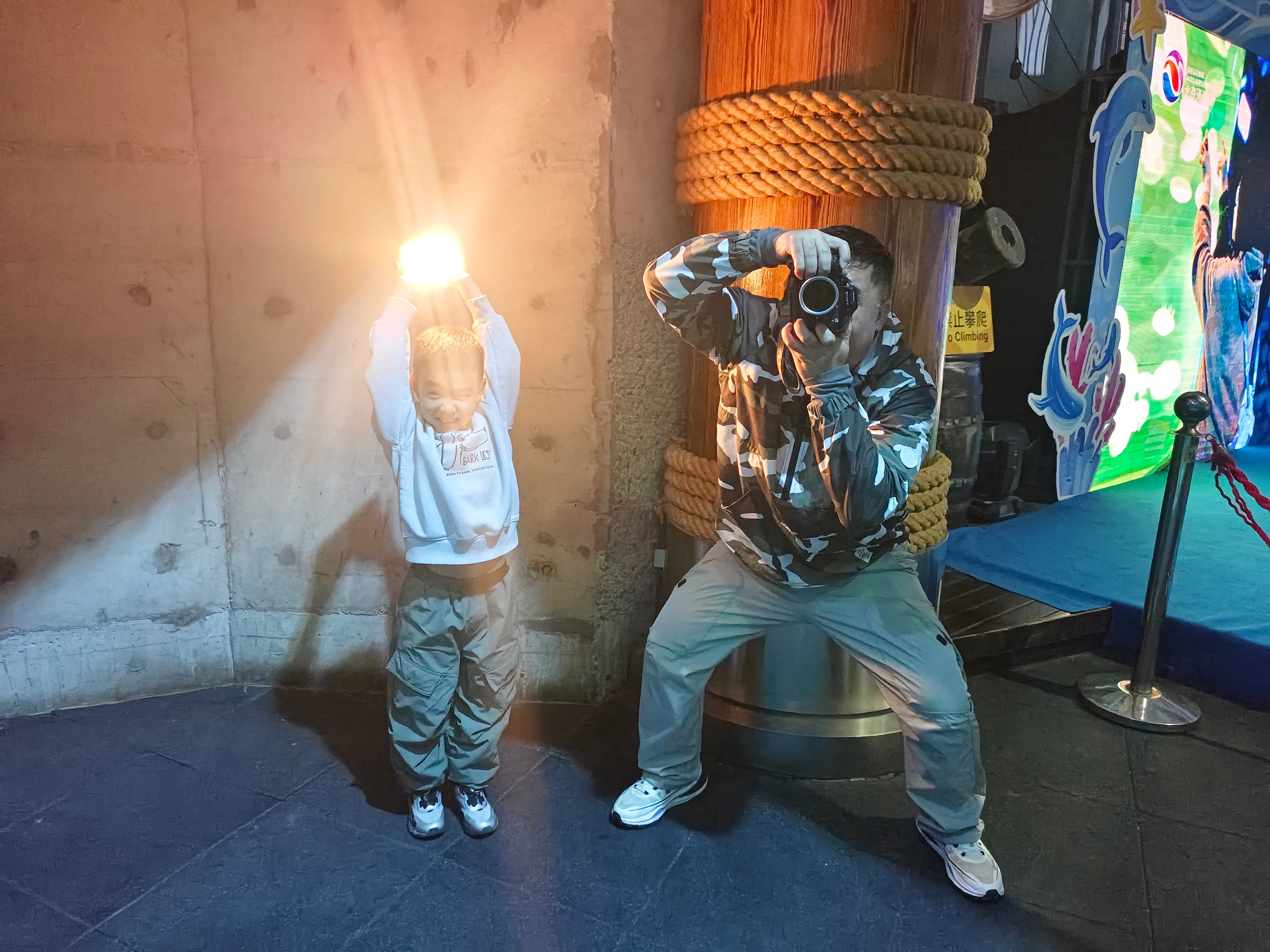 出门自带拍摄团队这阵仗是不是还可以？ 