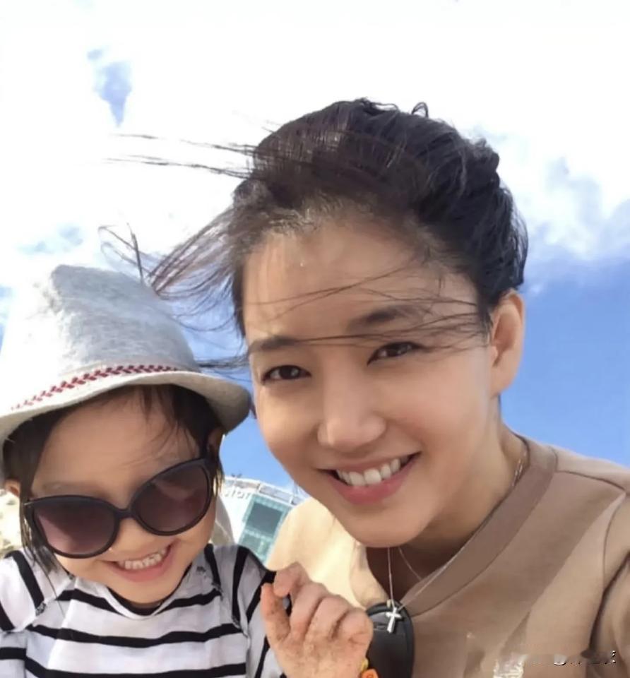 真的是奇怪，因为同为小三上位，但是汉南洞夫人金熙英和桑切斯居然风评完全不一样。