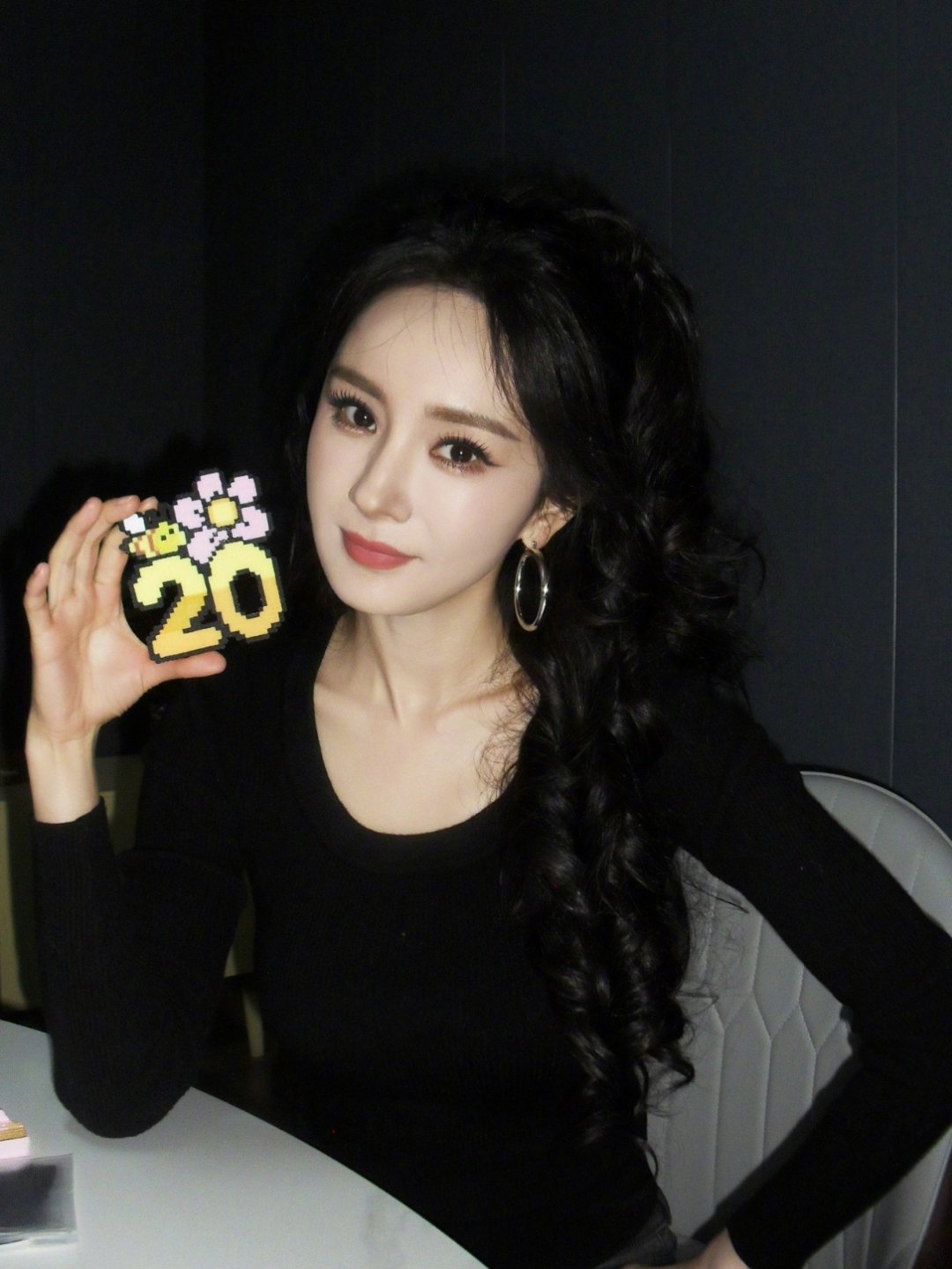 杨幂脸被蒸汽眼罩烫伤了 85花杨幂自曝被蒸汽眼罩低温烫伤，眼下留下明显红痕。发文