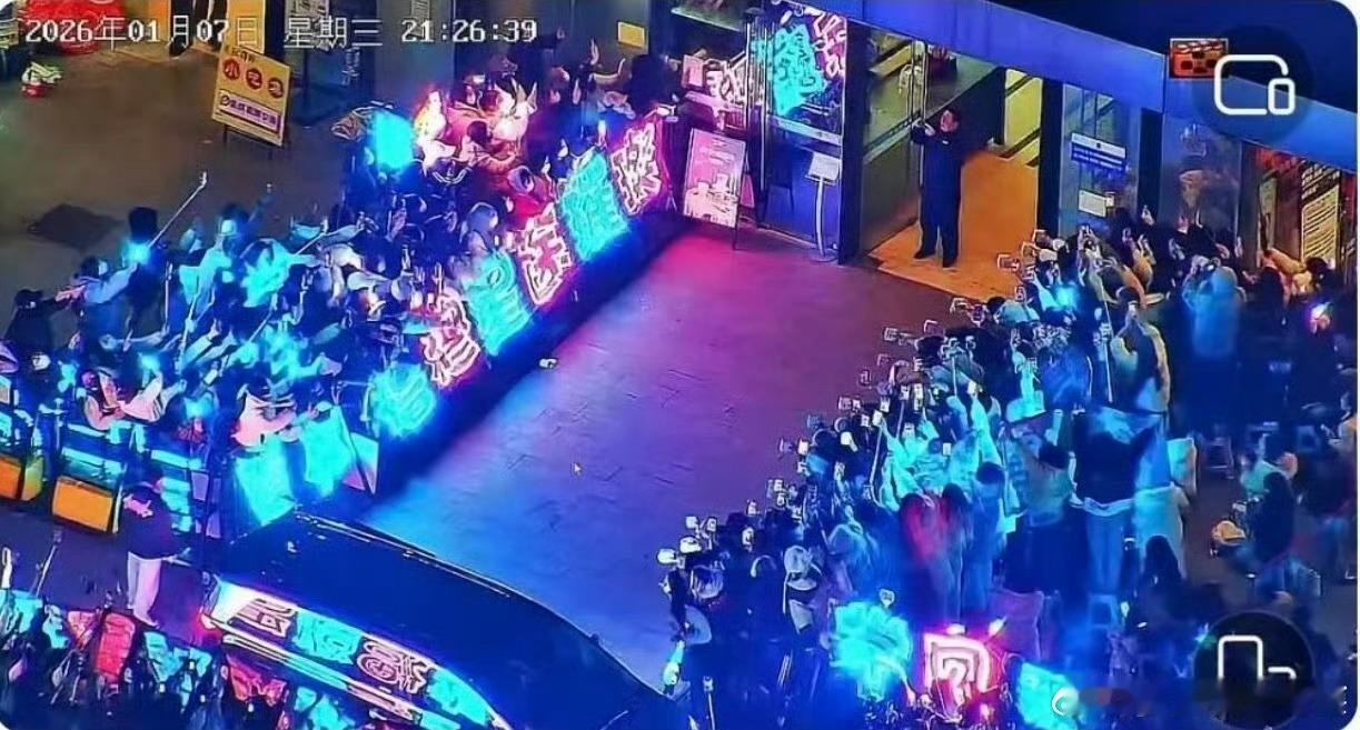 王橹杰15岁生日最后一天，时代峰峻门口都是橹穆灯牌。 