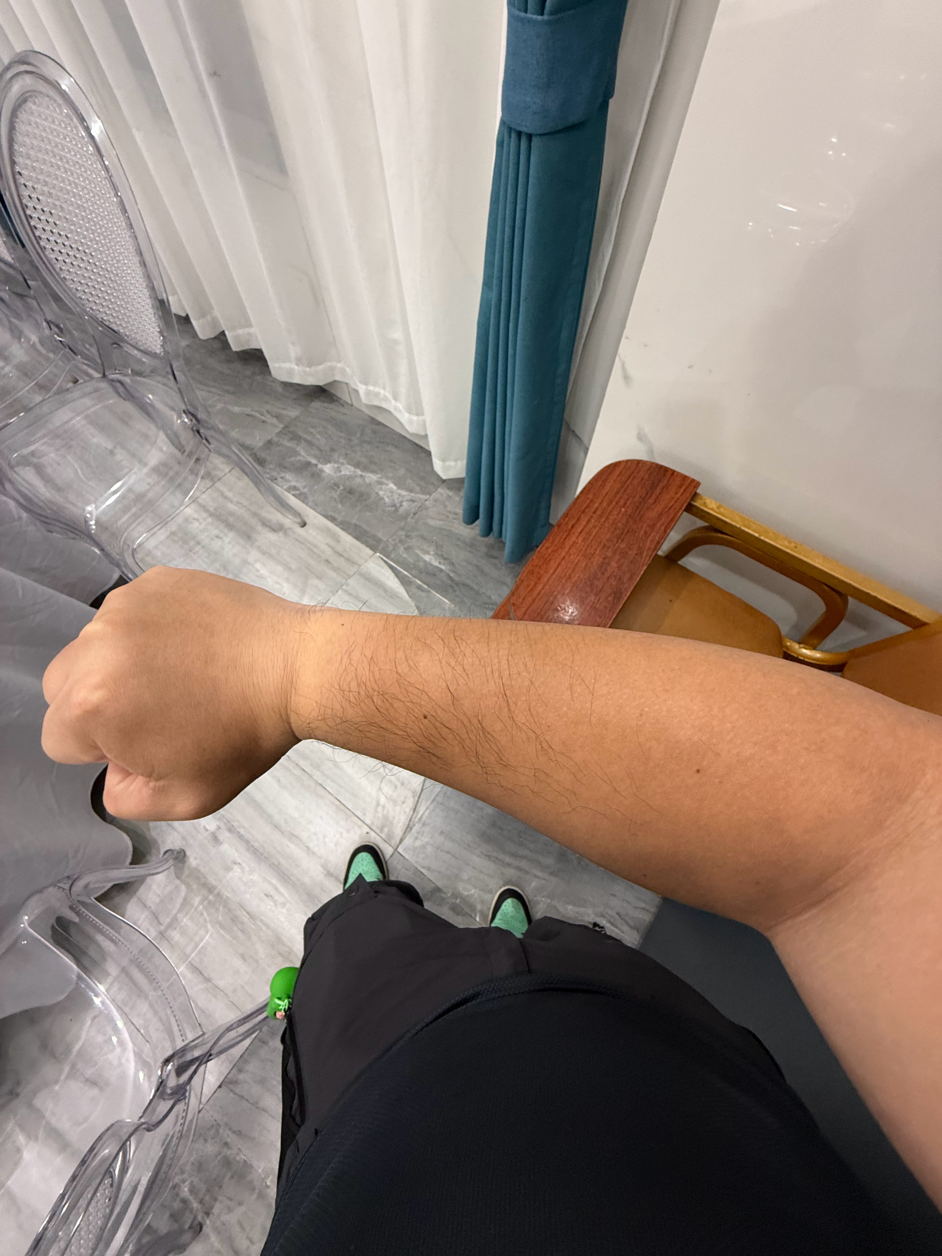 绑腕带的右手这里也晒出痕迹来了