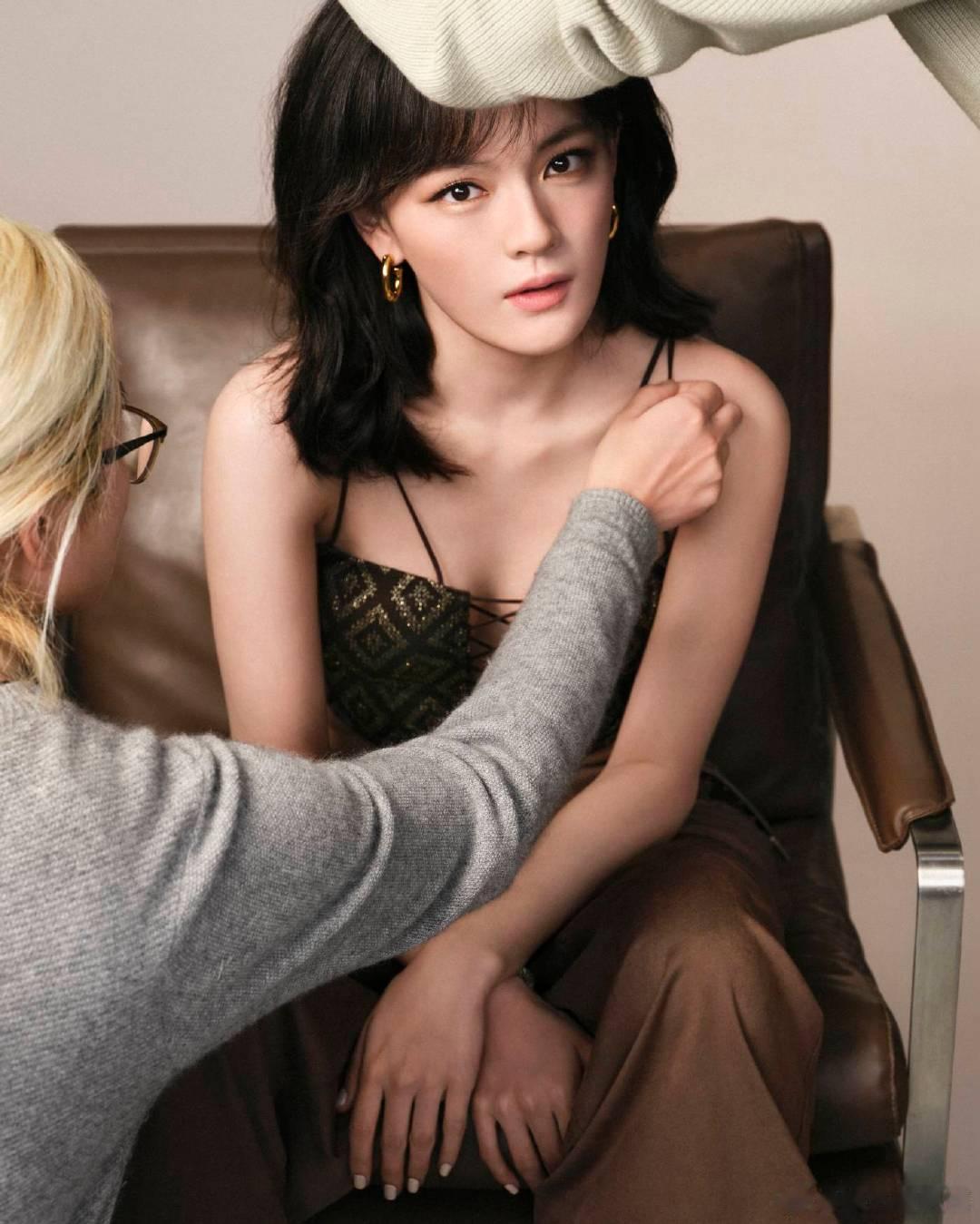 文淇往那一站就有封面感 文淇自带的高级松弛感，赋予文胸全新的时装意义。从日常汲取