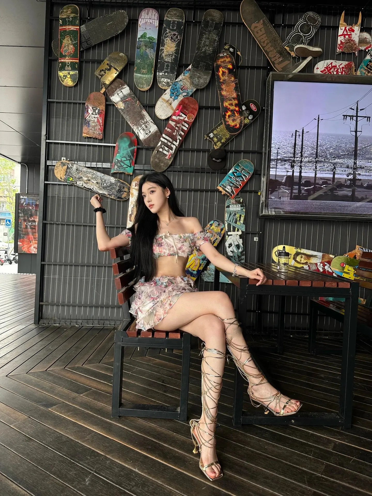 什麼叫氣質女人 胸小話少表情屌。