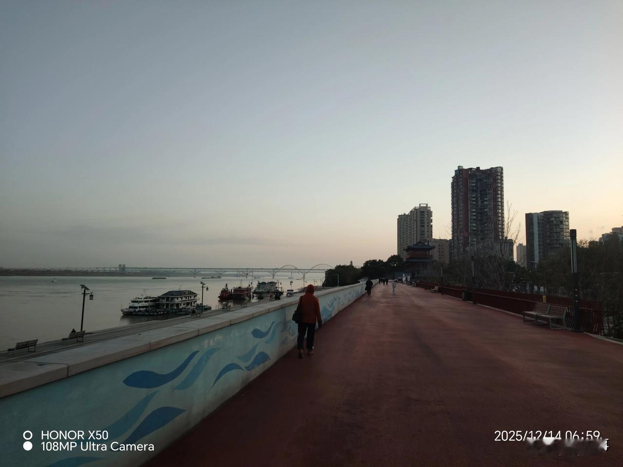 奋进江城共筑新篇长江岸边晨练“奋进江城共筑新篇”