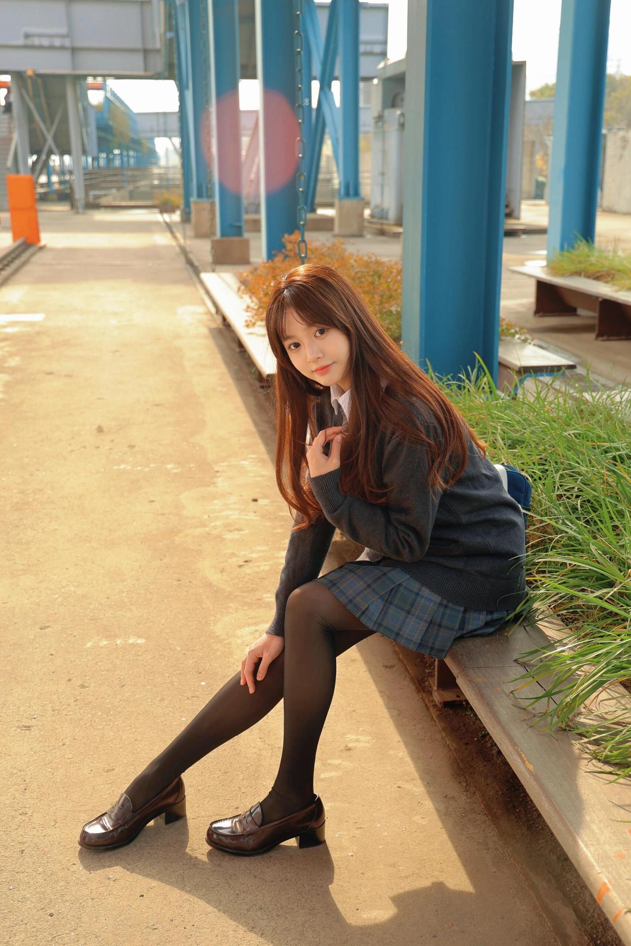 青春洋溢的校园时光，少女在阳光下微笑