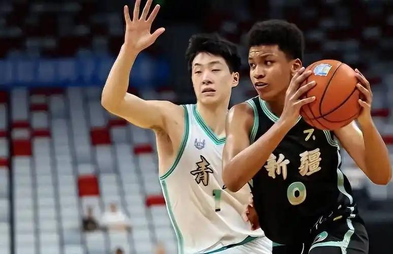 国家队集训名单刚出，18岁的混血新星冯傲成了焦点。这不是因为他混血的身板，而是因