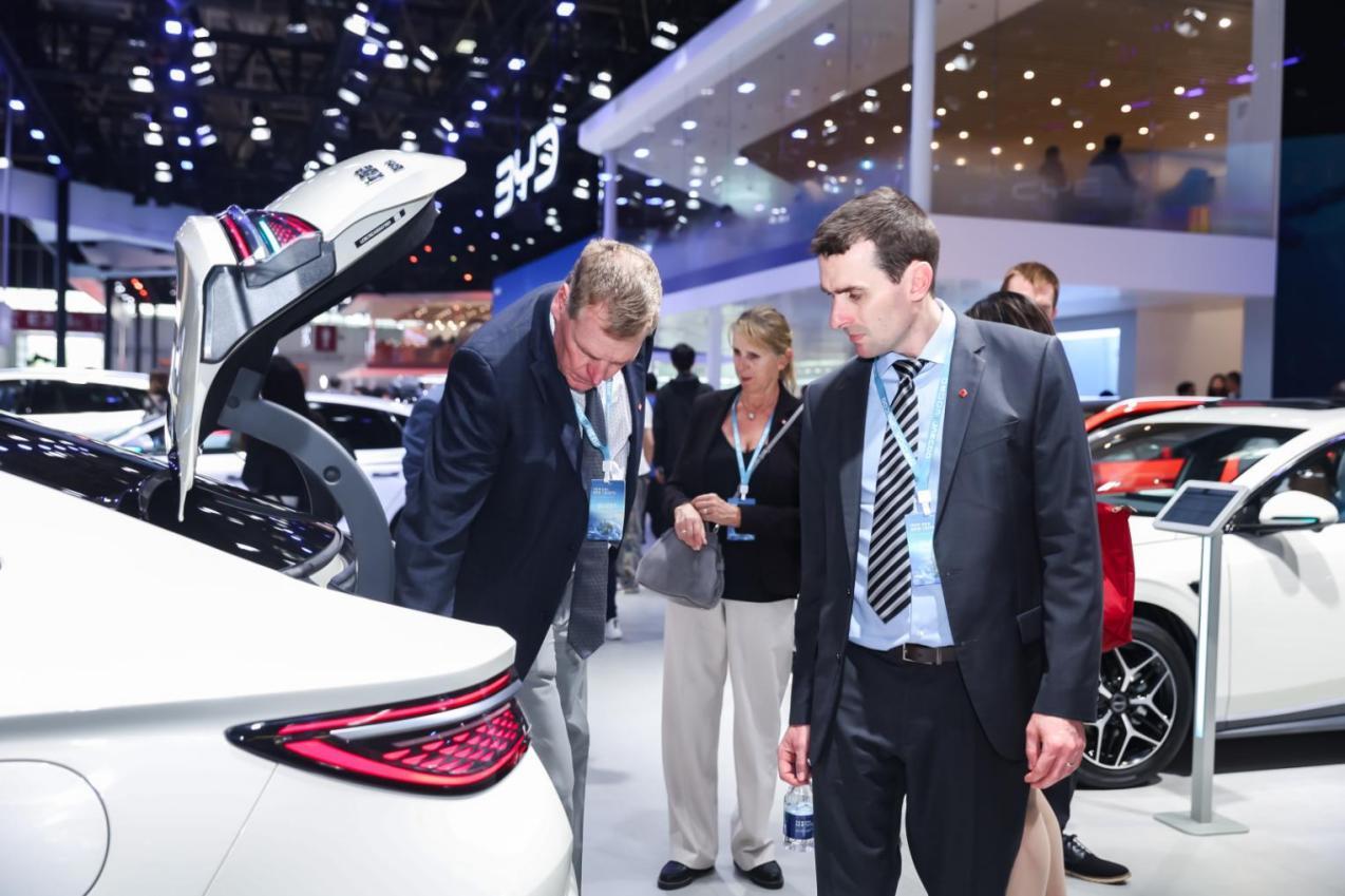 北京车展比亚迪这次直接把E3整个馆包圆了。王朝、海洋、腾势、方程豹、仰望，五网四