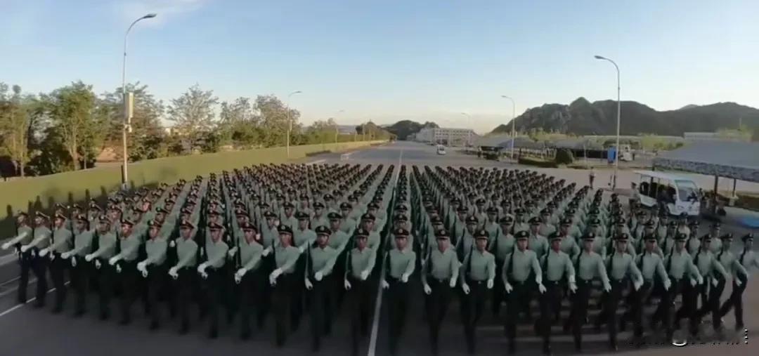 横看成岭侧成峰是仪仗队的基础训练，当你在侧面观摩时，一排排步调一致的队员在你眼前