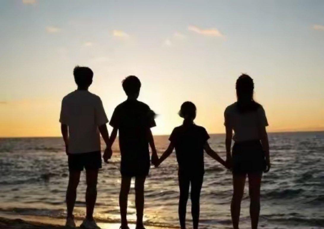 邓超孙俪带娃国外旅游, 一家四口海边手牵手看夕阳, 画面幸福又温馨 ​​​