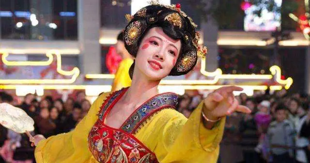 她宣布正式复出，曾在巅峰期结婚生子