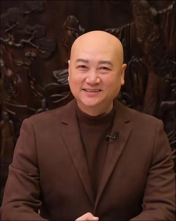 我有个亲戚是老中医，
他偷偷告诉我，
他说像迟重瑞这种的，73岁了，依旧神色笃定