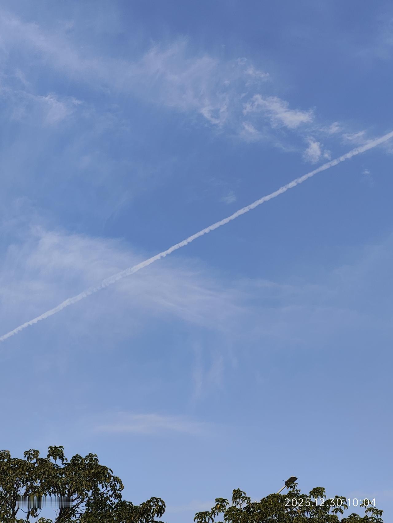 晒图笔记大赛飞机✈️划过天空，好美[彩虹][太阳]