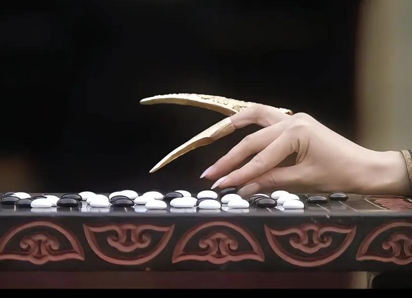 看《甄嬛传》时总会被各种细节吸引！嬛嬛抬手时，那双手纤柔优雅，一举一动都透着古典