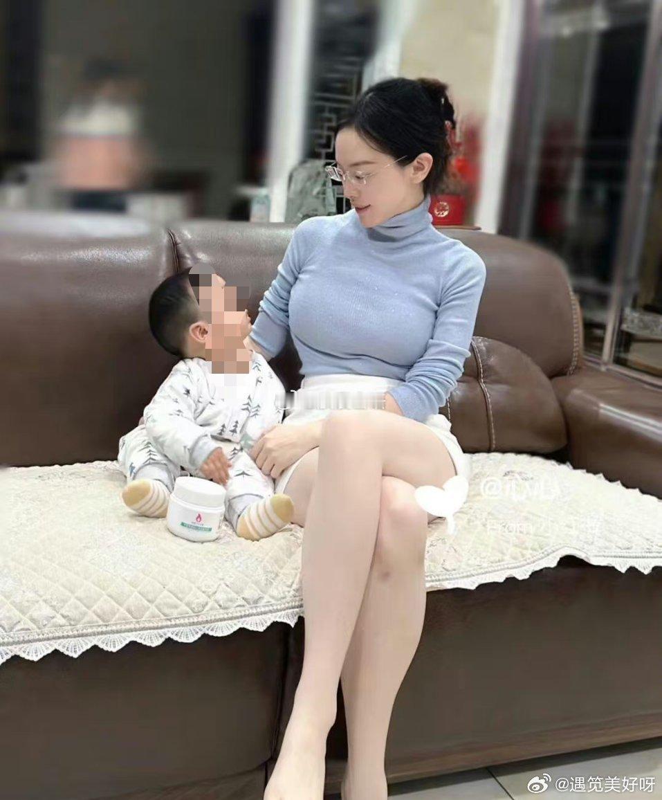 #出轨女教师丈夫曝光学生信息或侵权#不是，这女老师挺好看的呀 ​​​