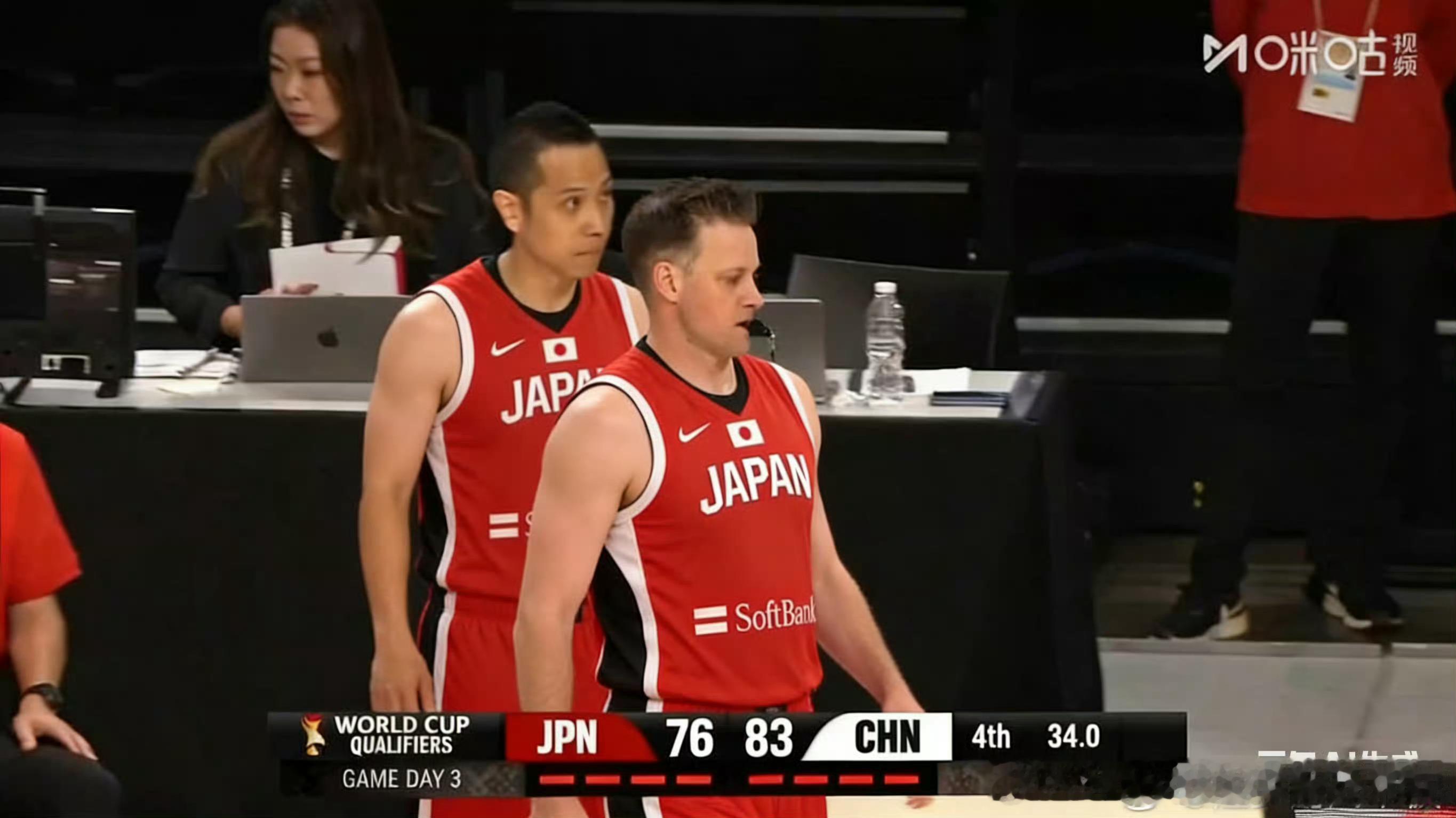 赛后看到最逗的一张图，你既然买通裁判，就别怪我场内场外双人包夹男篮世界杯预选赛男