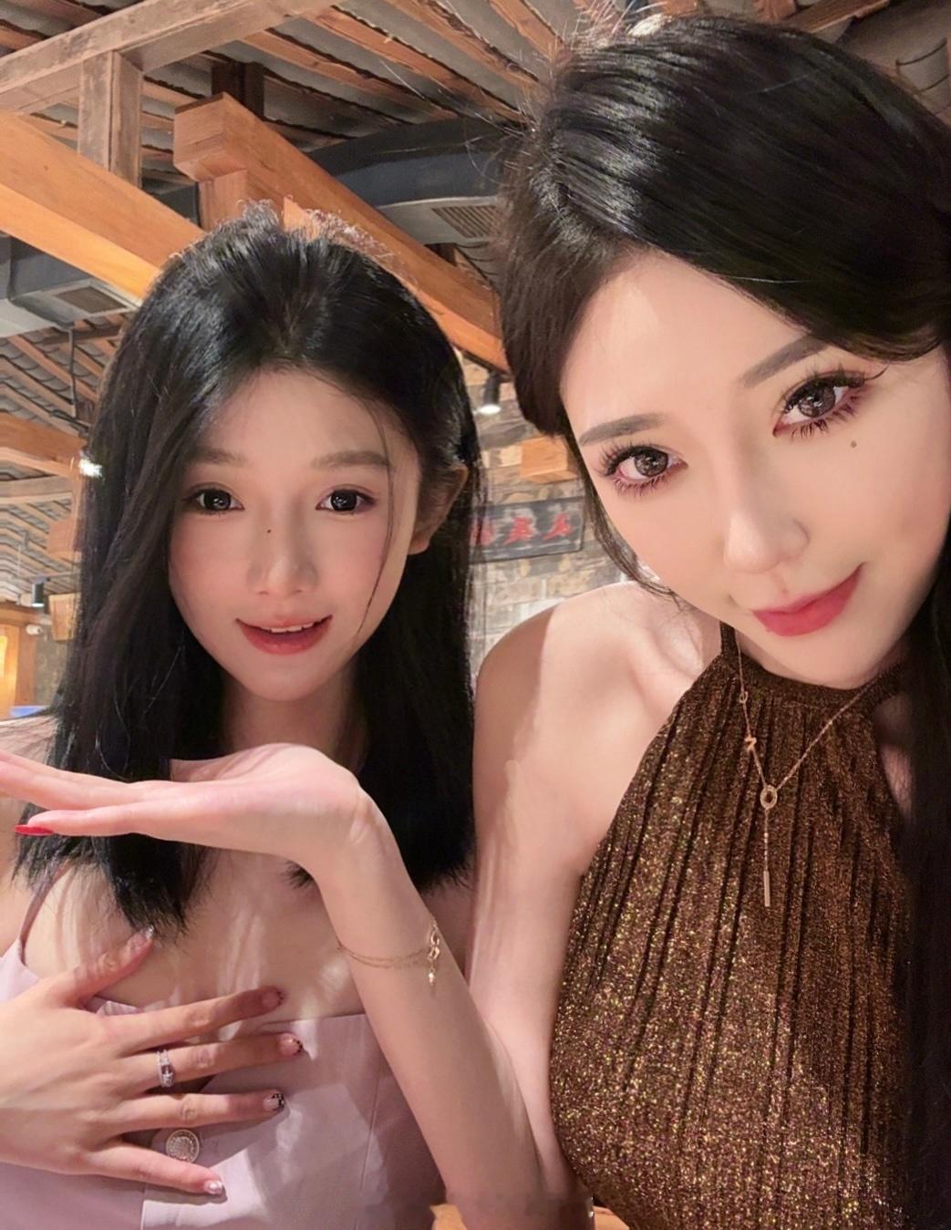 我俩又来吃火锅啦 一抬头发现偶遇高迪老师最后吃完俩人喜提两张罚单[跪了] ​​​