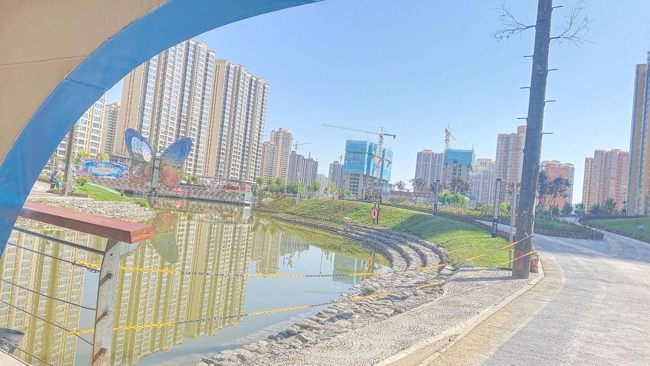 小区里的小河风景真美！微风轻轻拂过，水面泛起层层涟漪，在阳光的照耀下波光粼粼，好