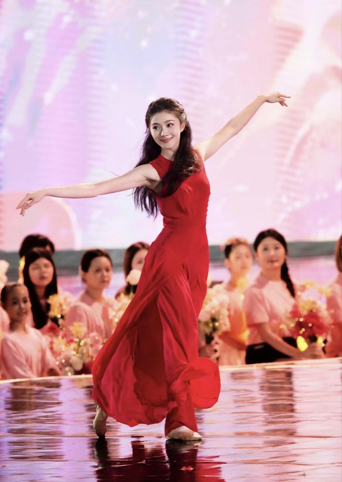  00后谋女郎自带灵气，刘浩存百花奖独舞完美诠释初心[比心][给力]娱乐明星