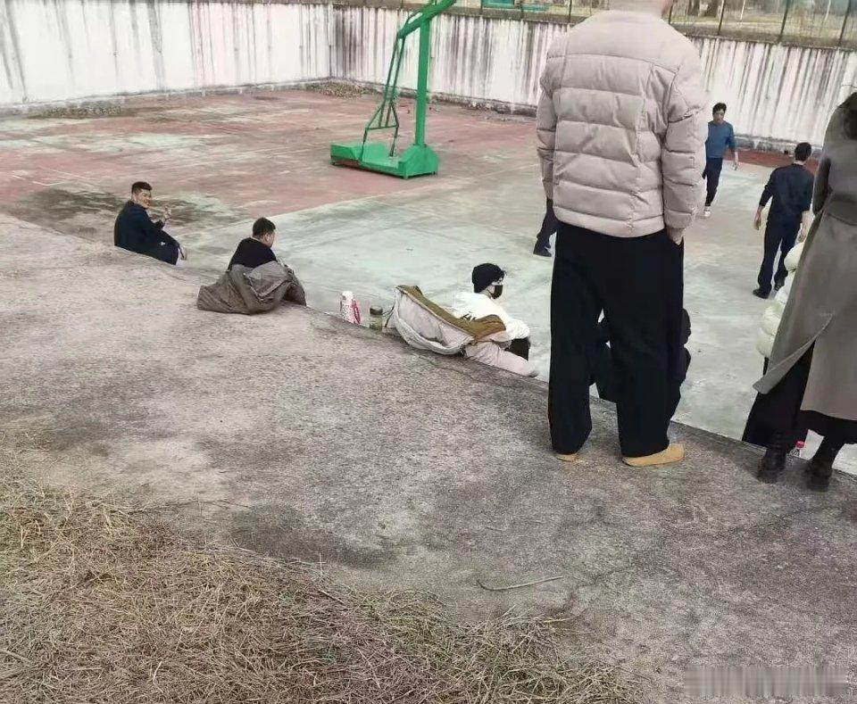 杨洋坐村头台阶看打篮球 杨洋最近很低调啊，这画面咋形容呢 