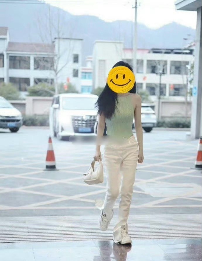 看身材你能区分出赵露思和虞书欣吗 ​​​？ ​ ​​​