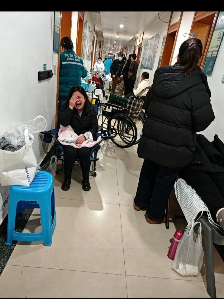 一年轻女子在医院走廊里嚎啕大哭！原来是因为她老公刚39岁医院就不治了。

她老公