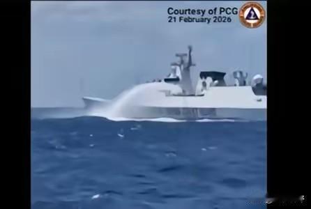 开炮真管用！中国海警船果断开炮，菲律宾50多艘舰船立即鸟兽散，夺命而逃！

​​