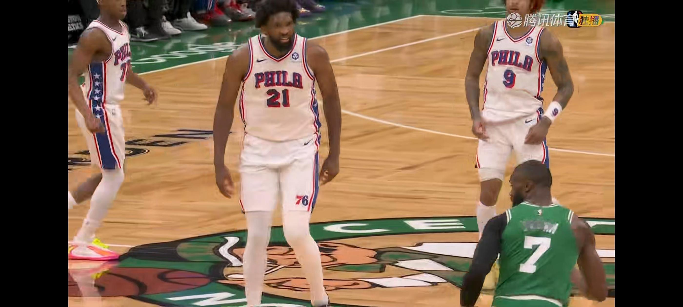 恩比德低位打布朗一个后狂奔垃圾话nba