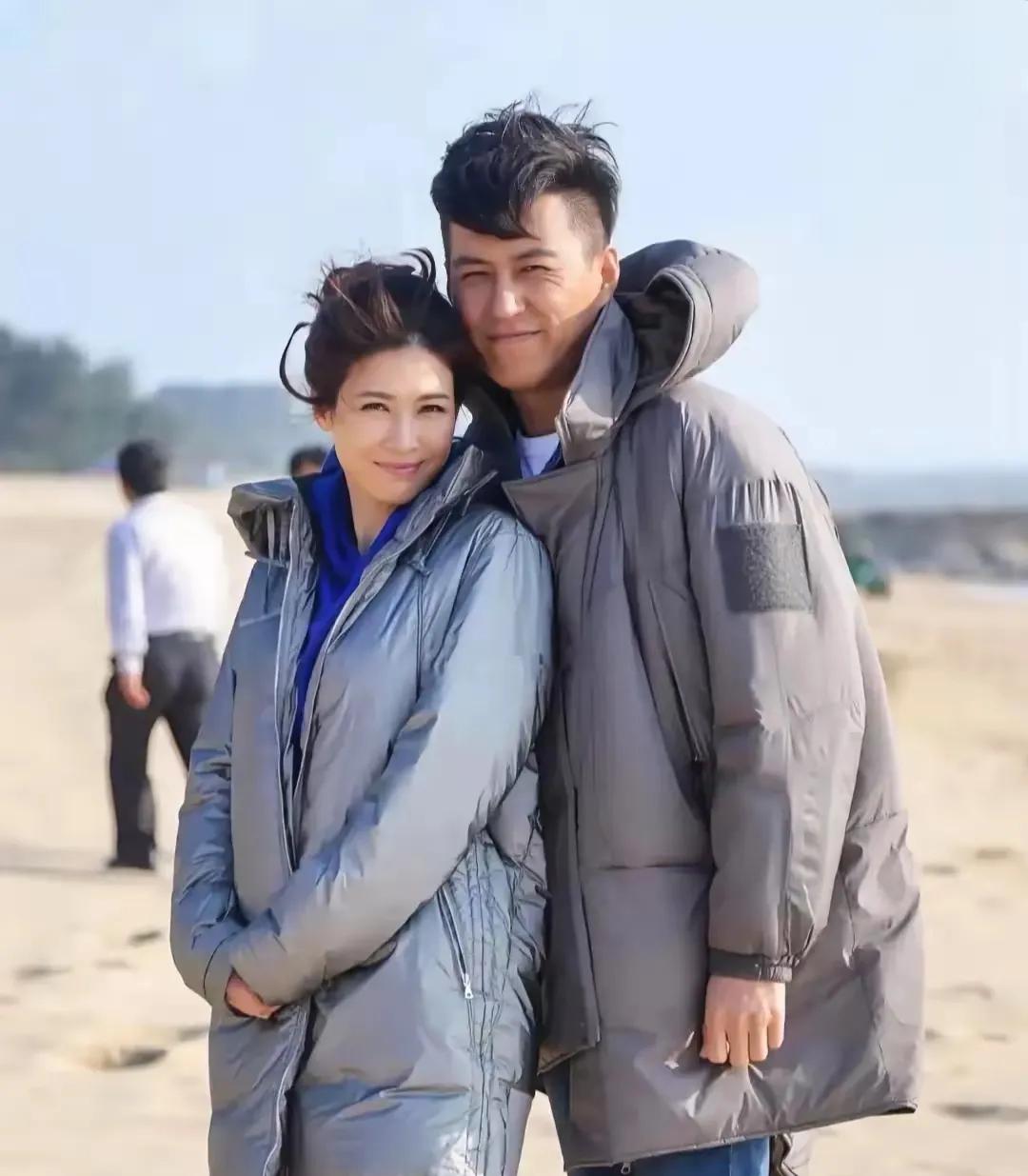 看到他和女演员亲密合影，江珊应该不会吃醋了吧？虽然这个男的做过她一段时间的甜蜜前