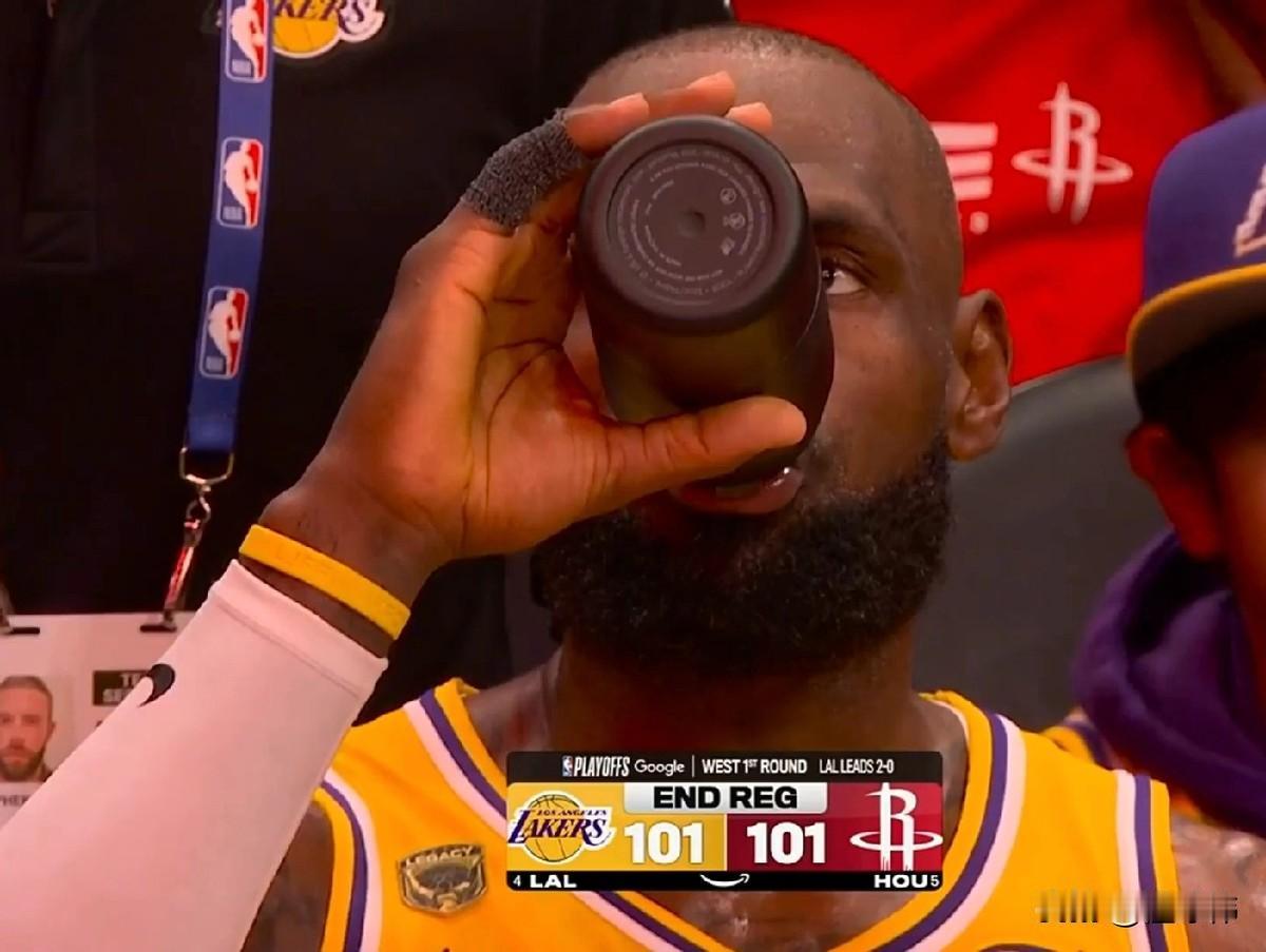 这话听着真扎心。
史密斯赛后说，勒布朗最后那个三分球是致命打击。但他没说的是，真