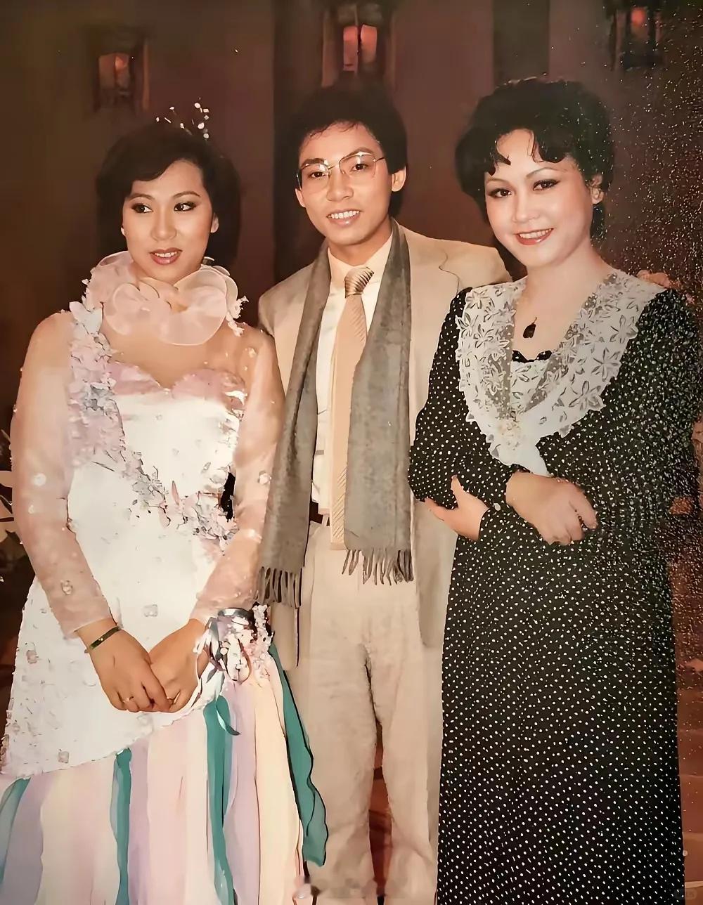 右边这位是著名歌唱家李谷一，她也是流行歌坛举足轻重的实力派唱将。演唱的《乡恋》、