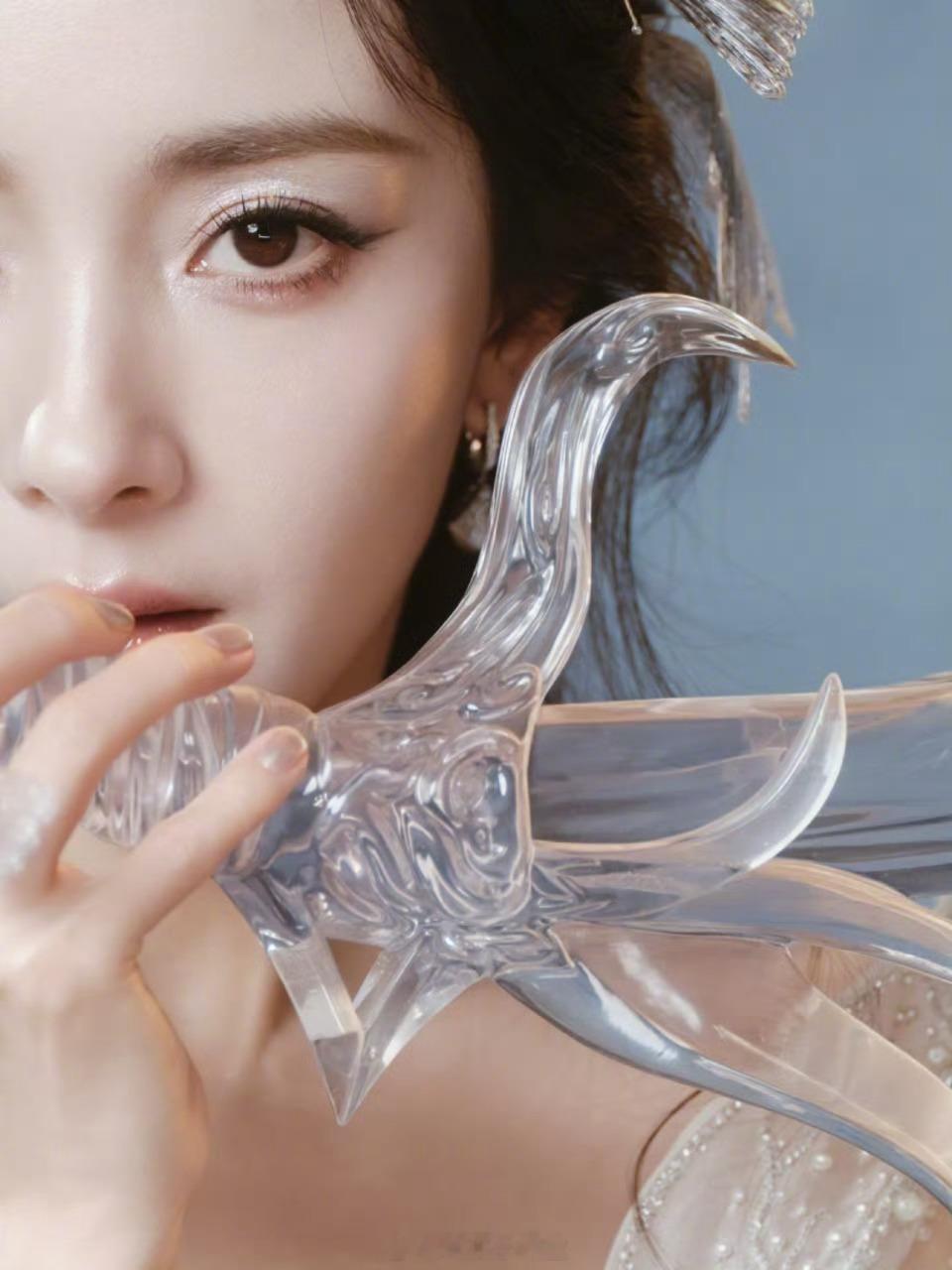 杨幂cos艾琳   吃瓜路过～看了半天发现杨幂其实不是在cos艾琳啦，是大家看她