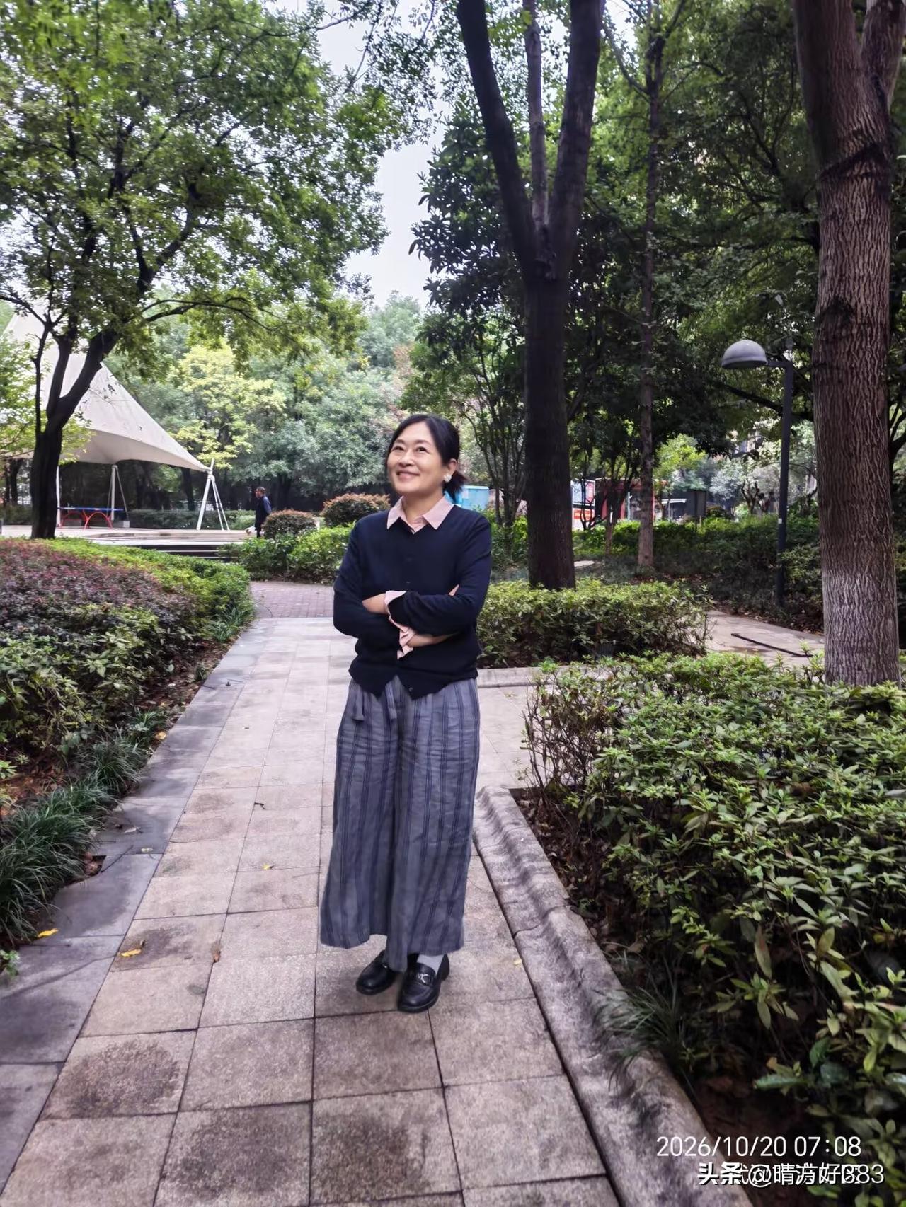 体重减了二十斤后，我把这几年穿不上的衣服都翻出来了。
今天我把因为腰围太紧、五年