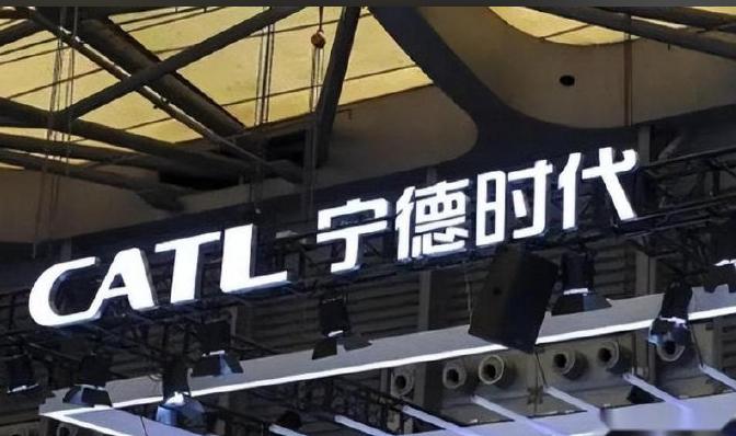 宁德时代弄了个笑话
四千多亿现金趴账上，回购喊了大半年才花三十来亿，股价从400