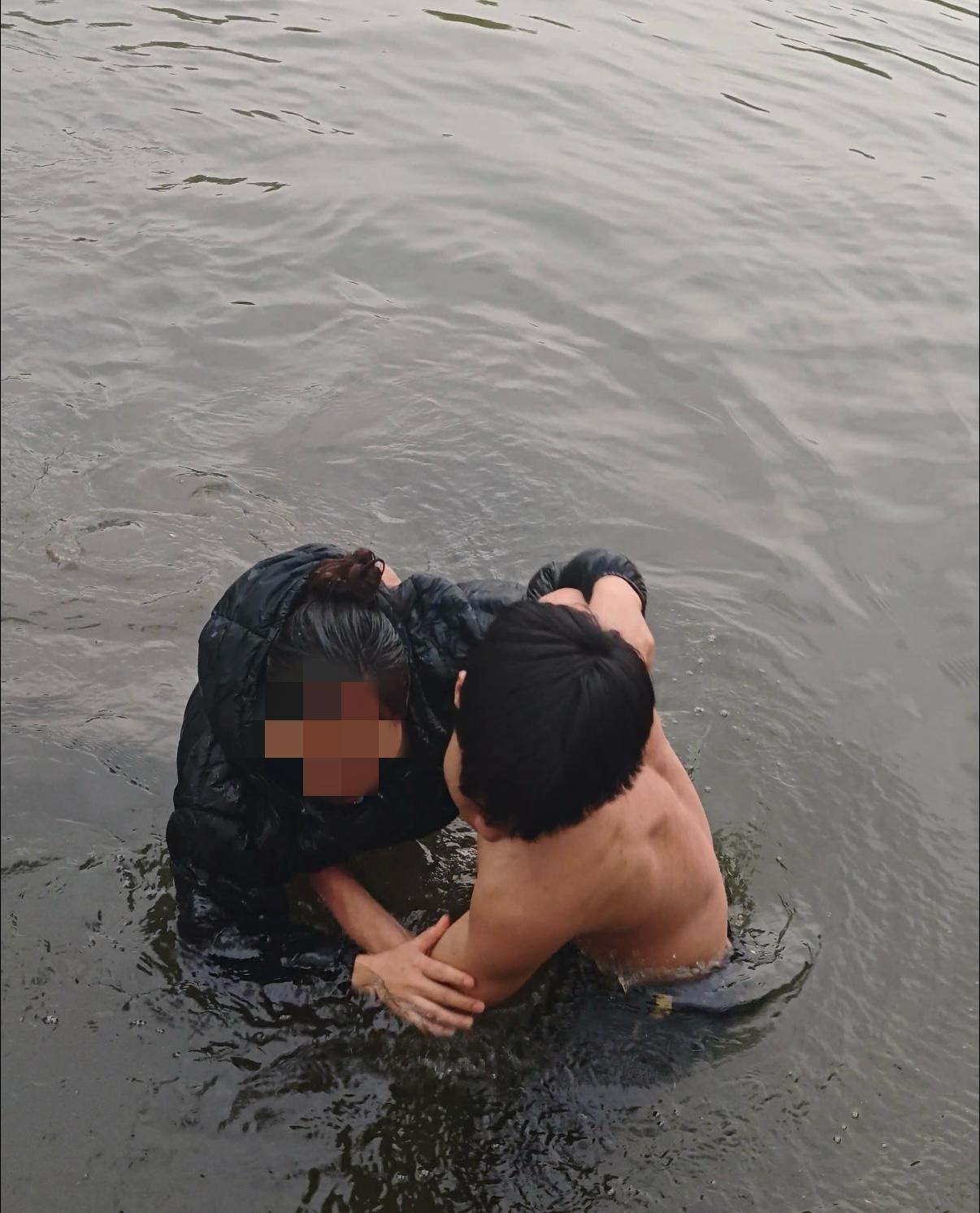 河南三门峡20岁大学生孟施成在公园跑步。撞见一名女子掉进了水里。孟施成没有多想跳