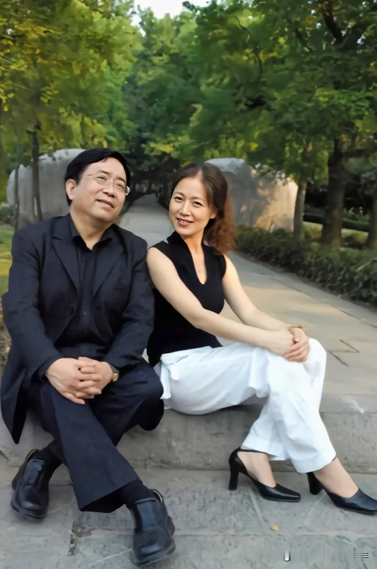 都说一日夫妻百日恩啊！

余秋雨与李红离婚后，李红总是没完没了地又是揭发，又是检