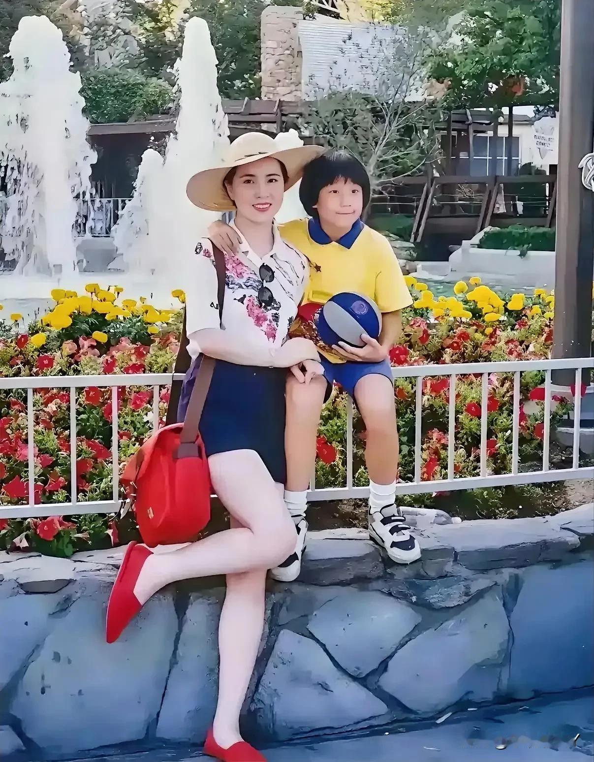 美丽动人的林凤娇，乖巧可爱的房祖名，这张照片摄于上世纪九十年代初期，地点在香港某